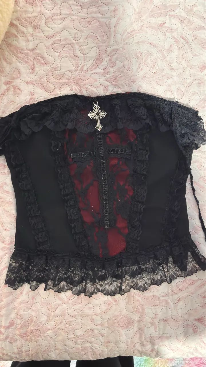 Blusa gótica de renda 