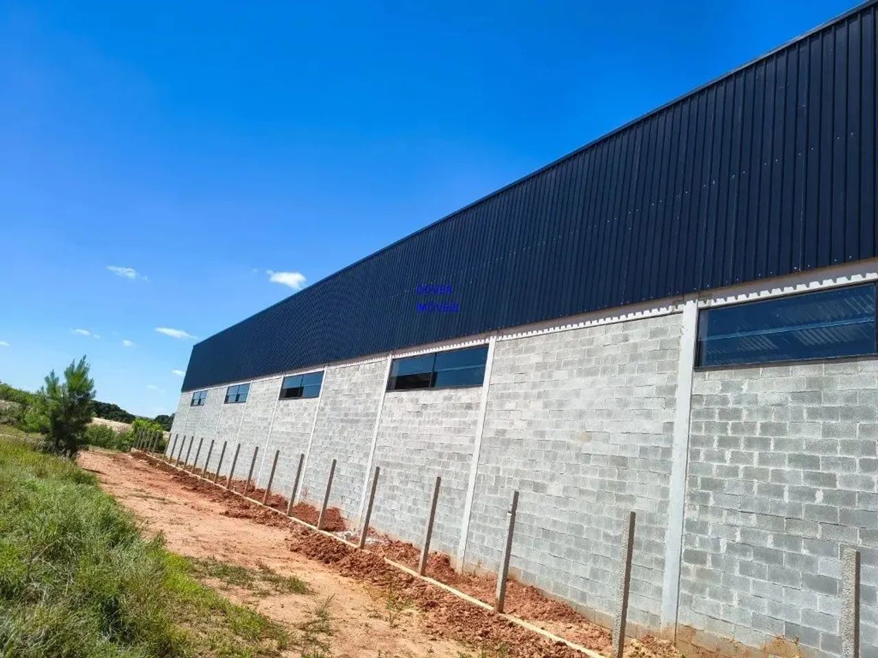 VENDE OU ALUGA BARRACÃO 950M² COM USINA SOLOR, EM TERRENO COM, 2.332M² Condomínio Industri