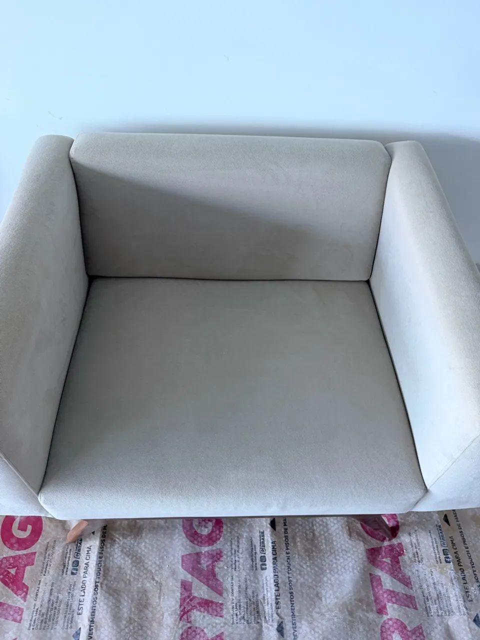2 Poltronas Saccaro Bege/Cinza - Design Sofisticado - Foto 4