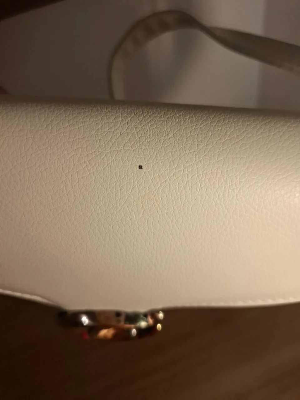 Bolsa Tiracolo Off-White com Fivela Dourada - Foto 4