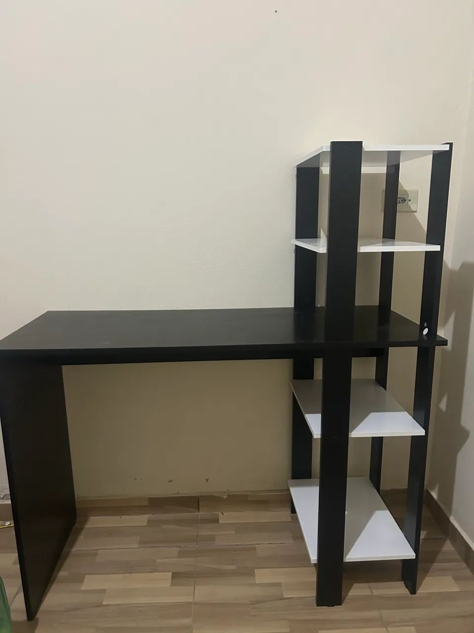 Escrivaninha com estante lateral