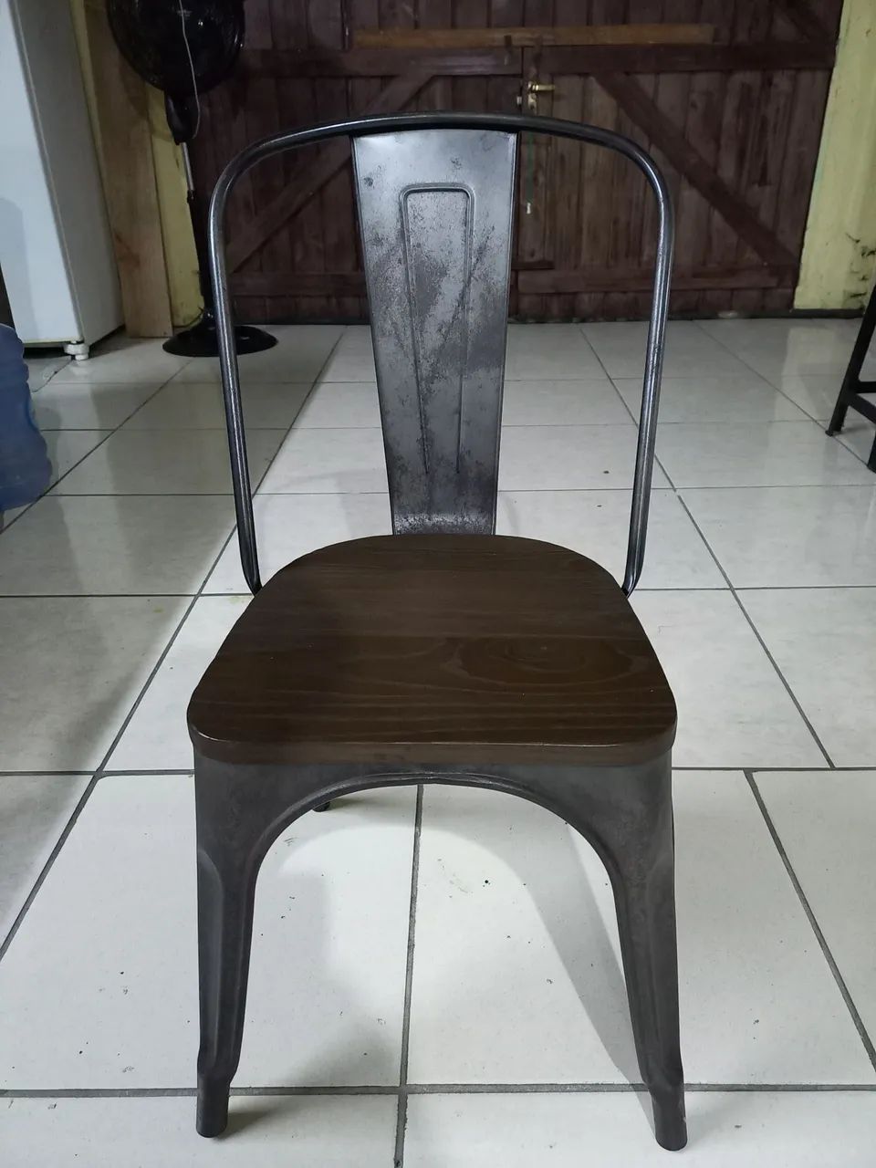 Cadeira de metal com design moderno
