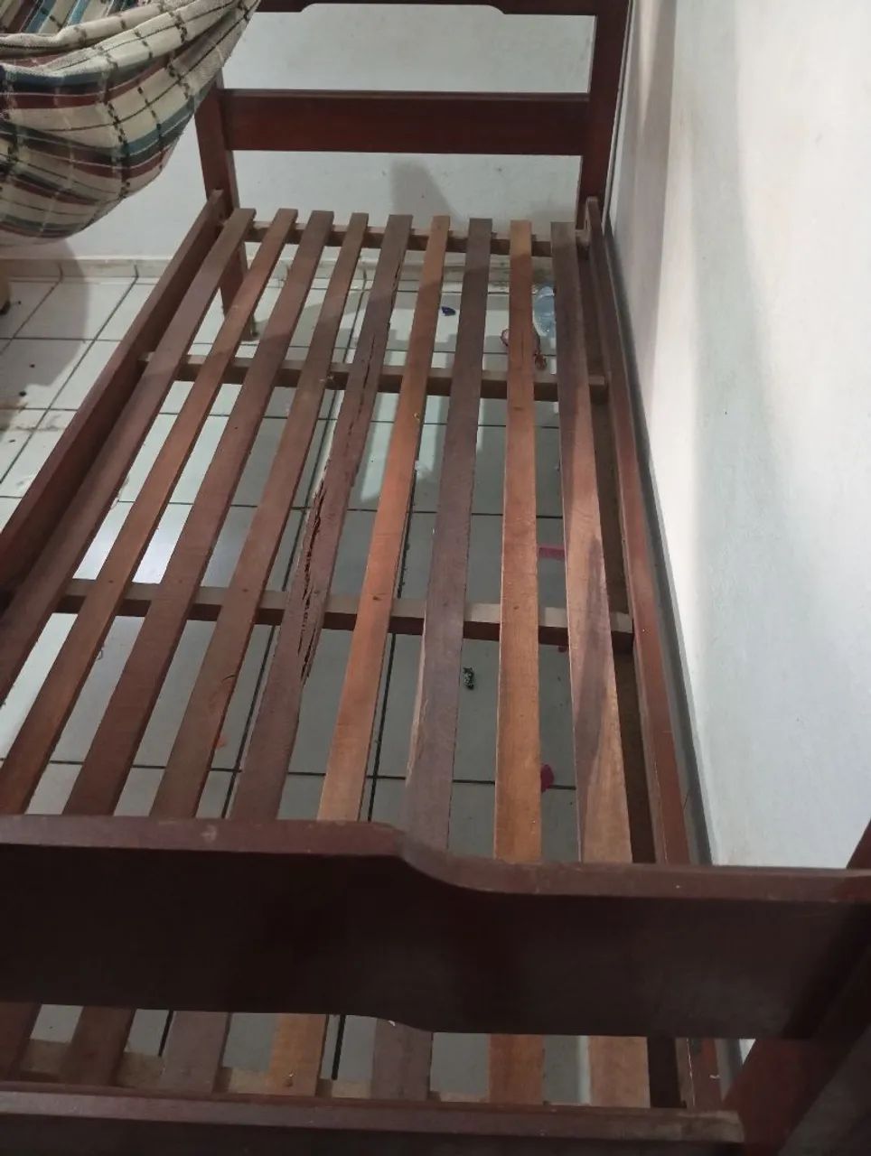 Vendo uma cama de madeira 
