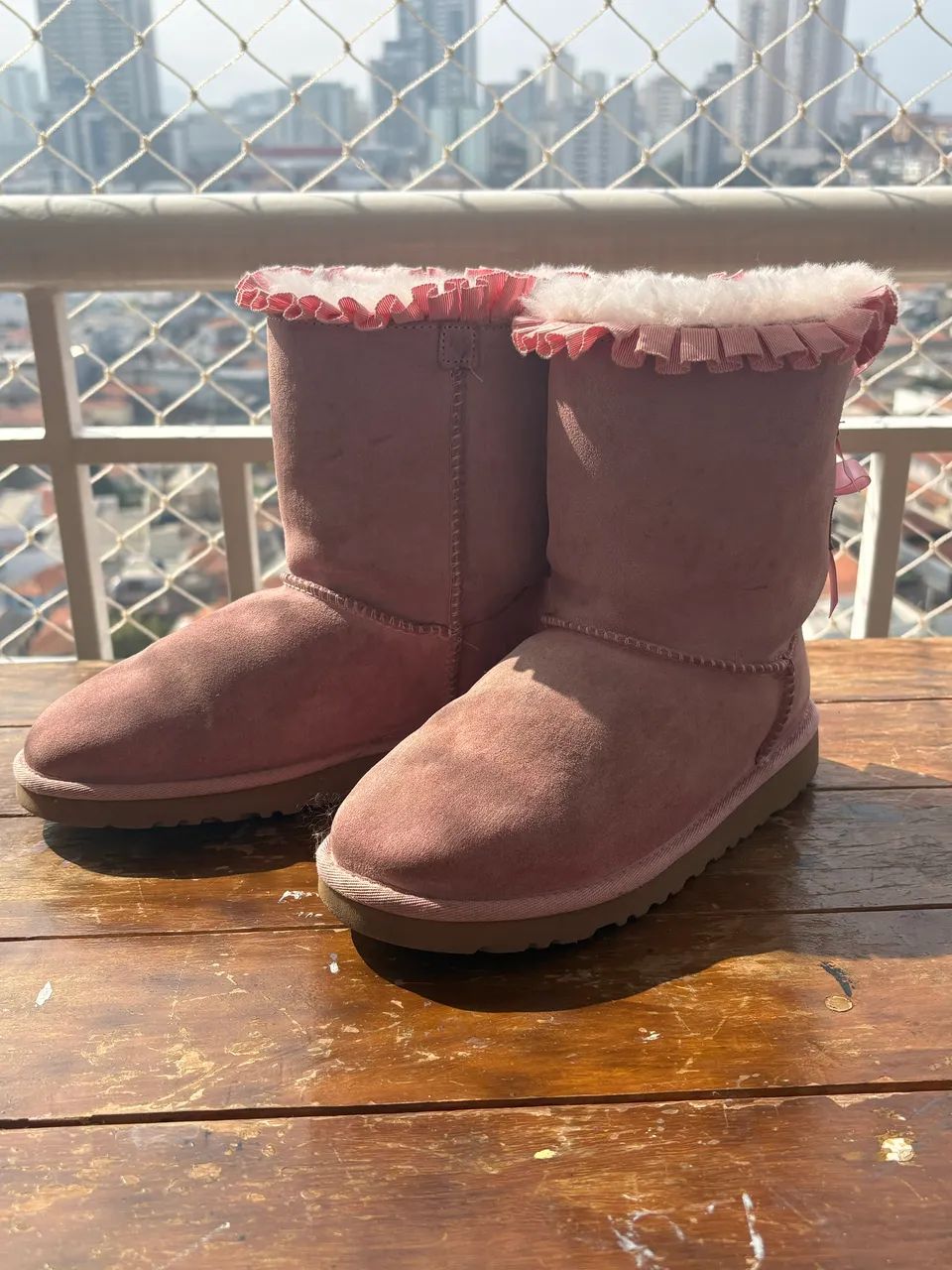 Bota UGG rosa de laço  - Foto 4
