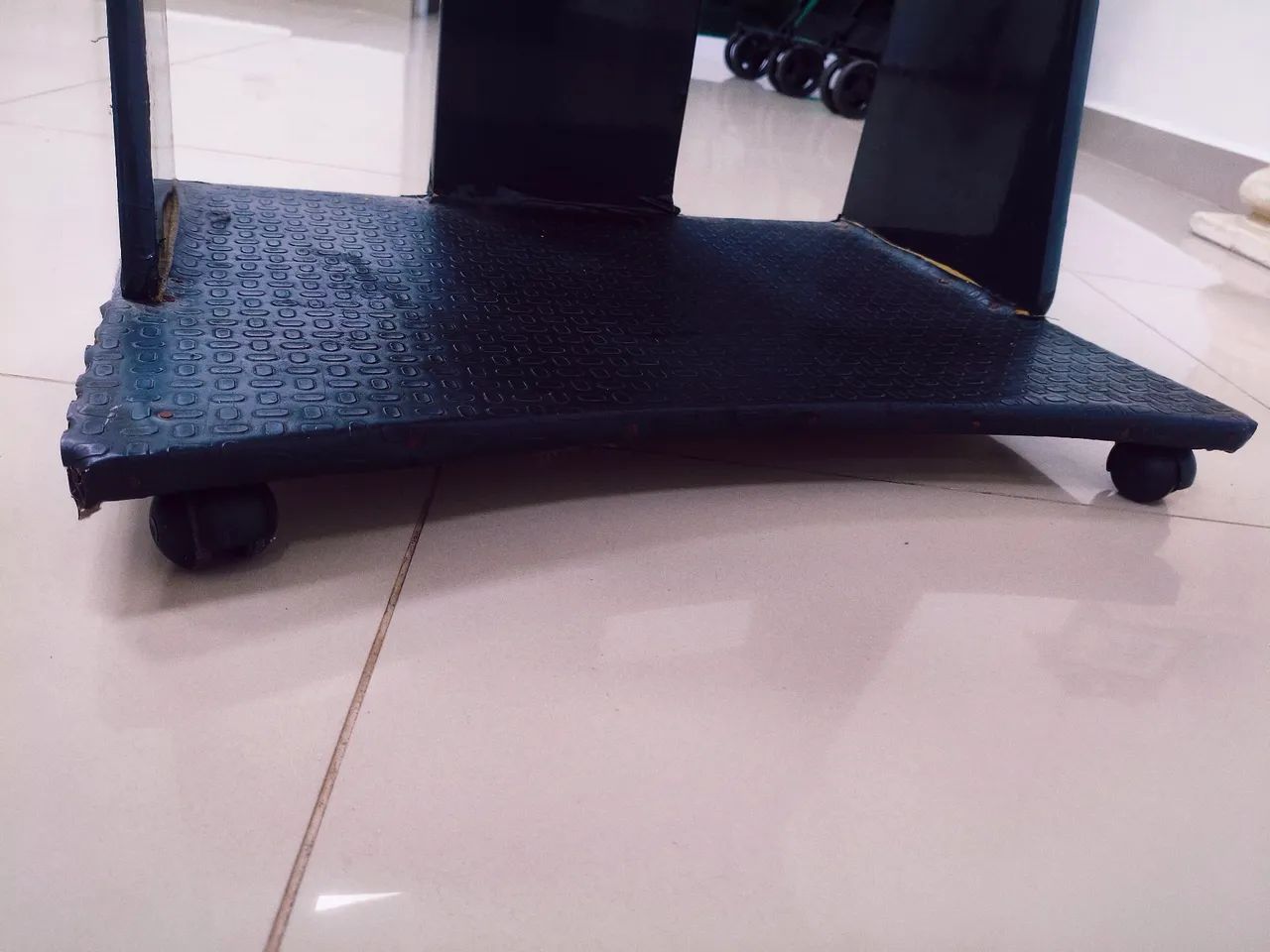 Mesa de Computador Compacta com Rodas e Suporte Retrátil - Foto 3