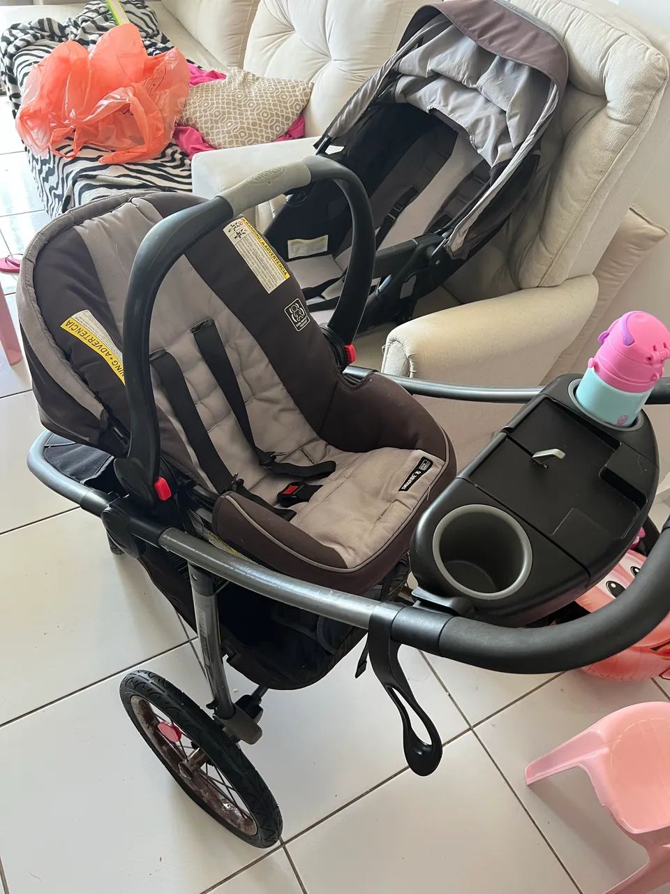 Vendo Carrinho de bebê + bebê conforto 2 em 1 usado - Foto 4