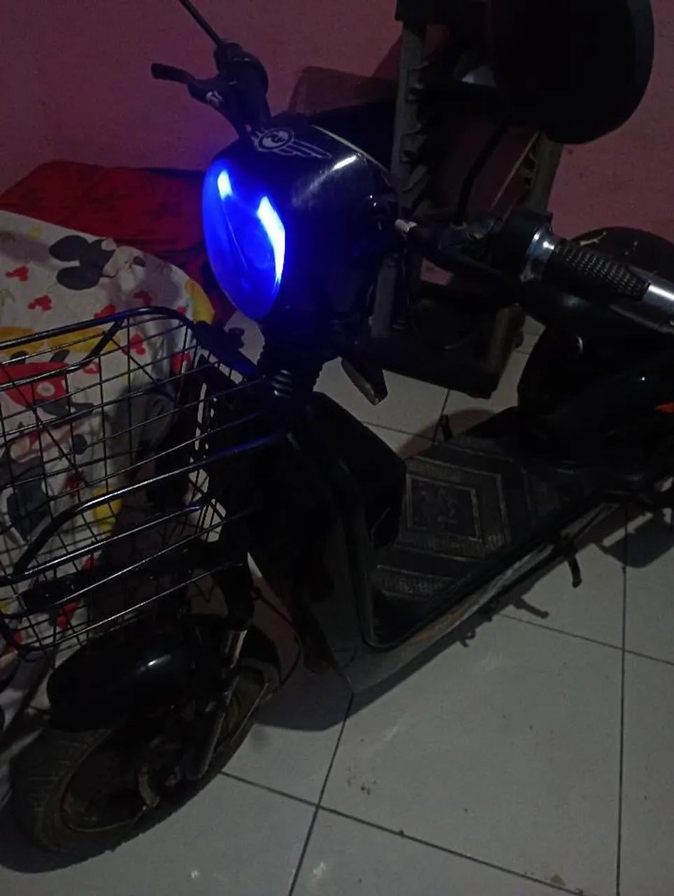 Bicicleta elétrica preta 