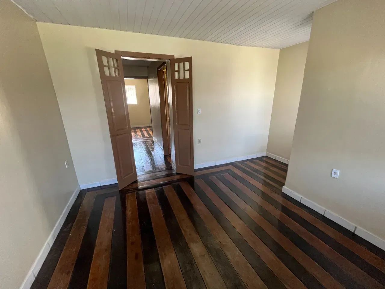 Alugo casa com 5 quartos no Reduto - Foto 3