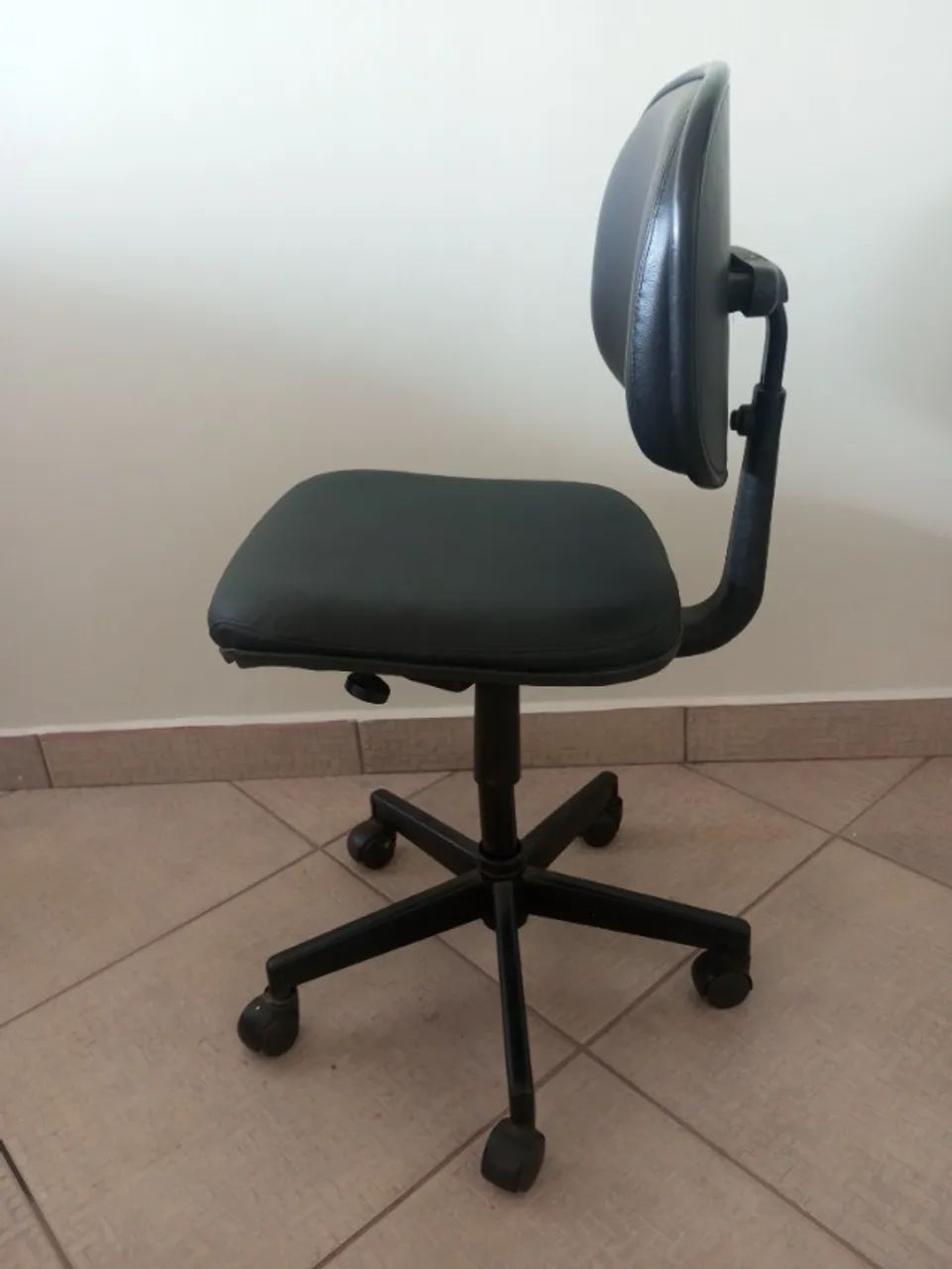 Cadeira para escritório e escrivaninha - Marca Giroflex - DESAPEGO - Foto 2