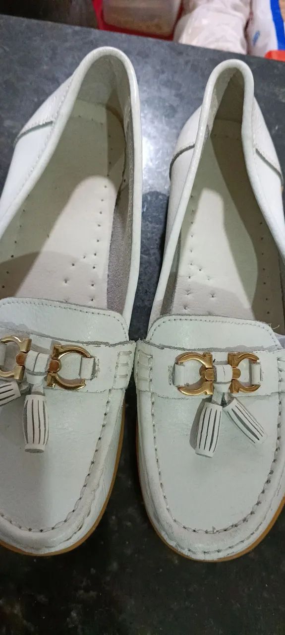 Sapatinho branco em couro 37