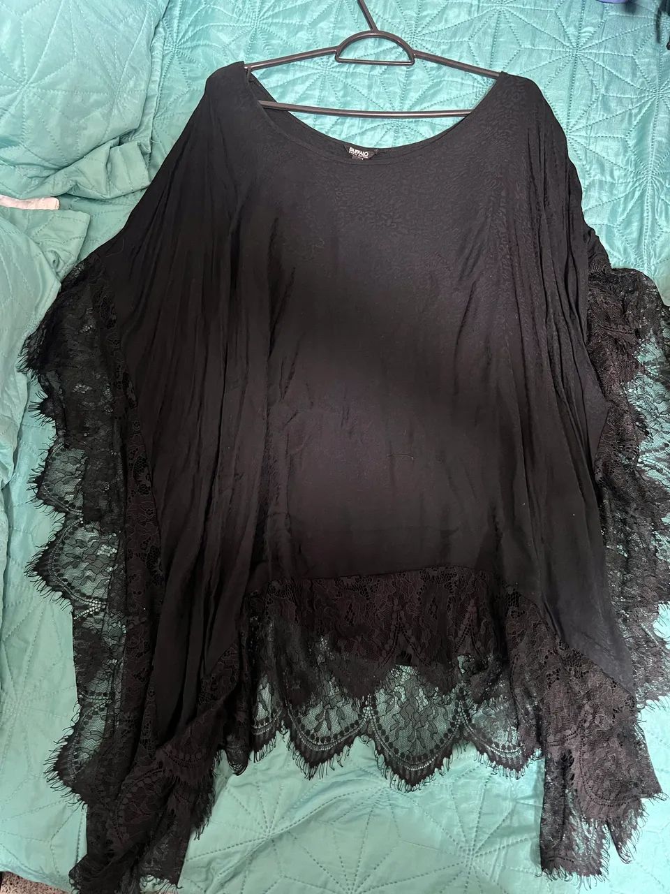 Blusa preta fluida com detalhe de renda  David Bitton tamanho G  - Foto 3