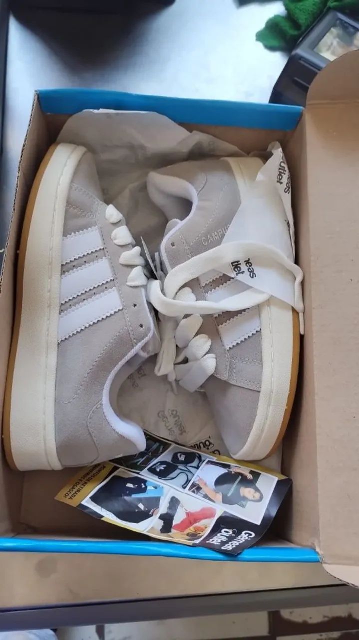Tênis Adidas cinza com branco 