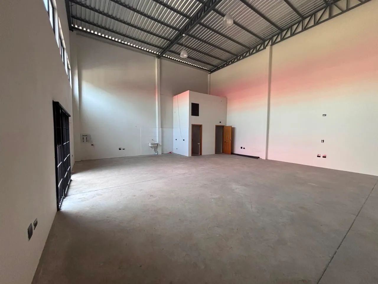 Galpão Comercial com 203 m², 3 Vagas - Zona 06, Maringá/PR - Foto 2