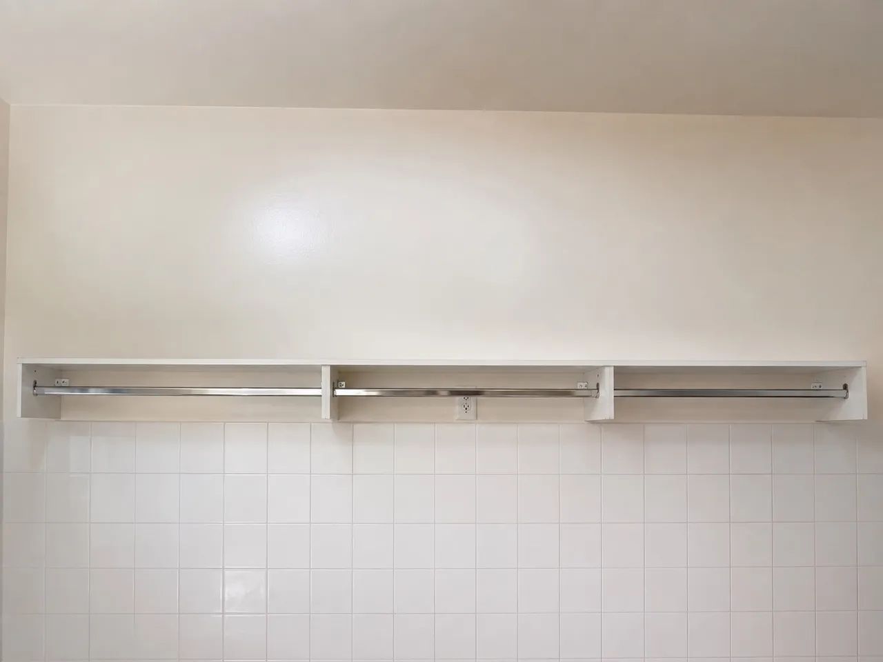 Cabideiro aéreo / closet suspenso em MDF branco 