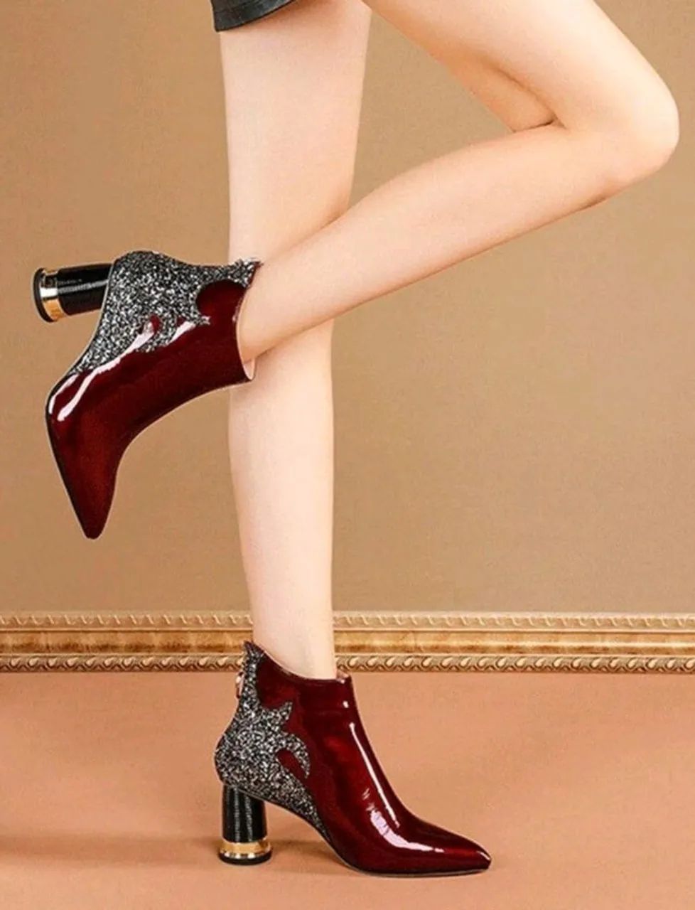 BOTA DE CANO CURTO PONTUDA DE COURO ENVERNIZADO NOVA - Foto 2