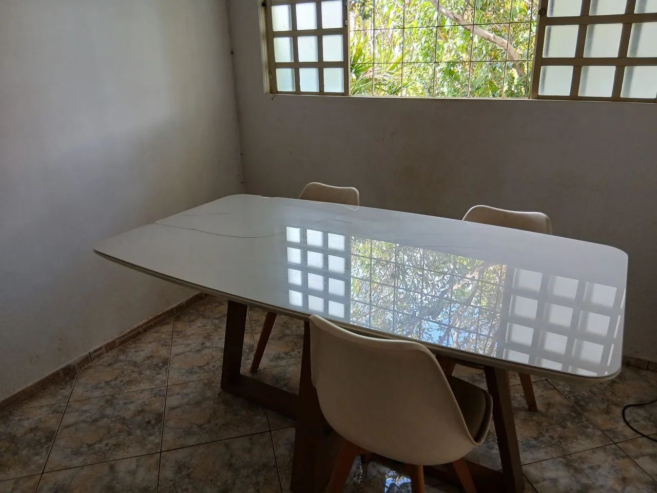 VENDO MESA MODERNA DE 4 LUGARES COM CADEIRAS 