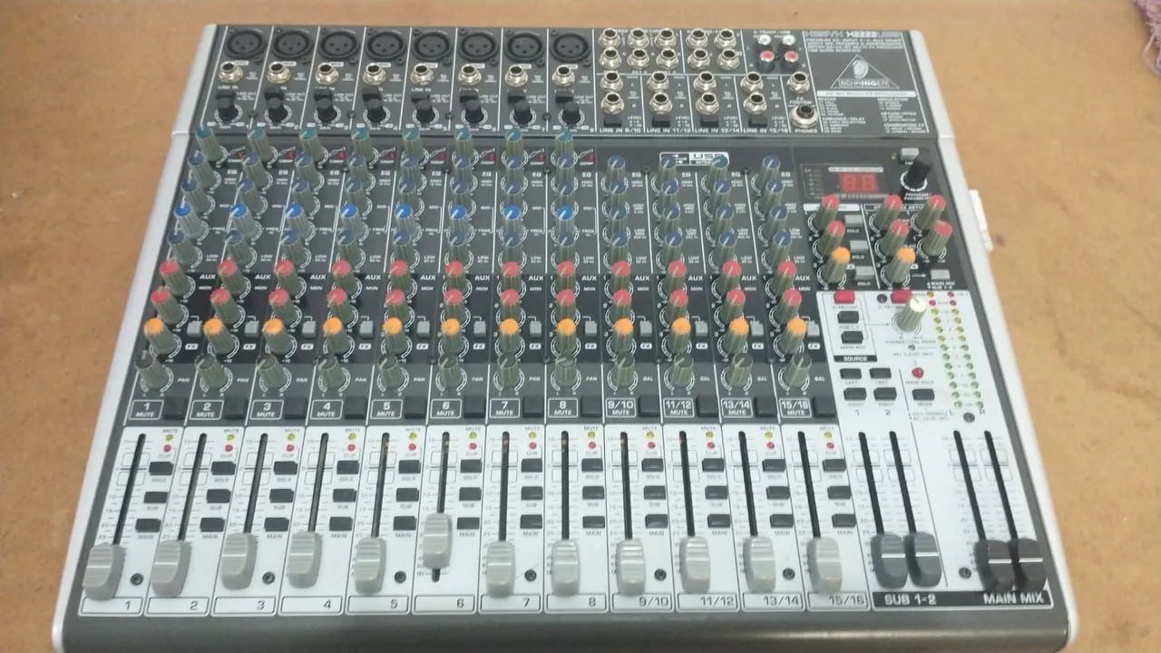 Mesa de Áudio Behringer XENYX X2222 USB - Foto 3