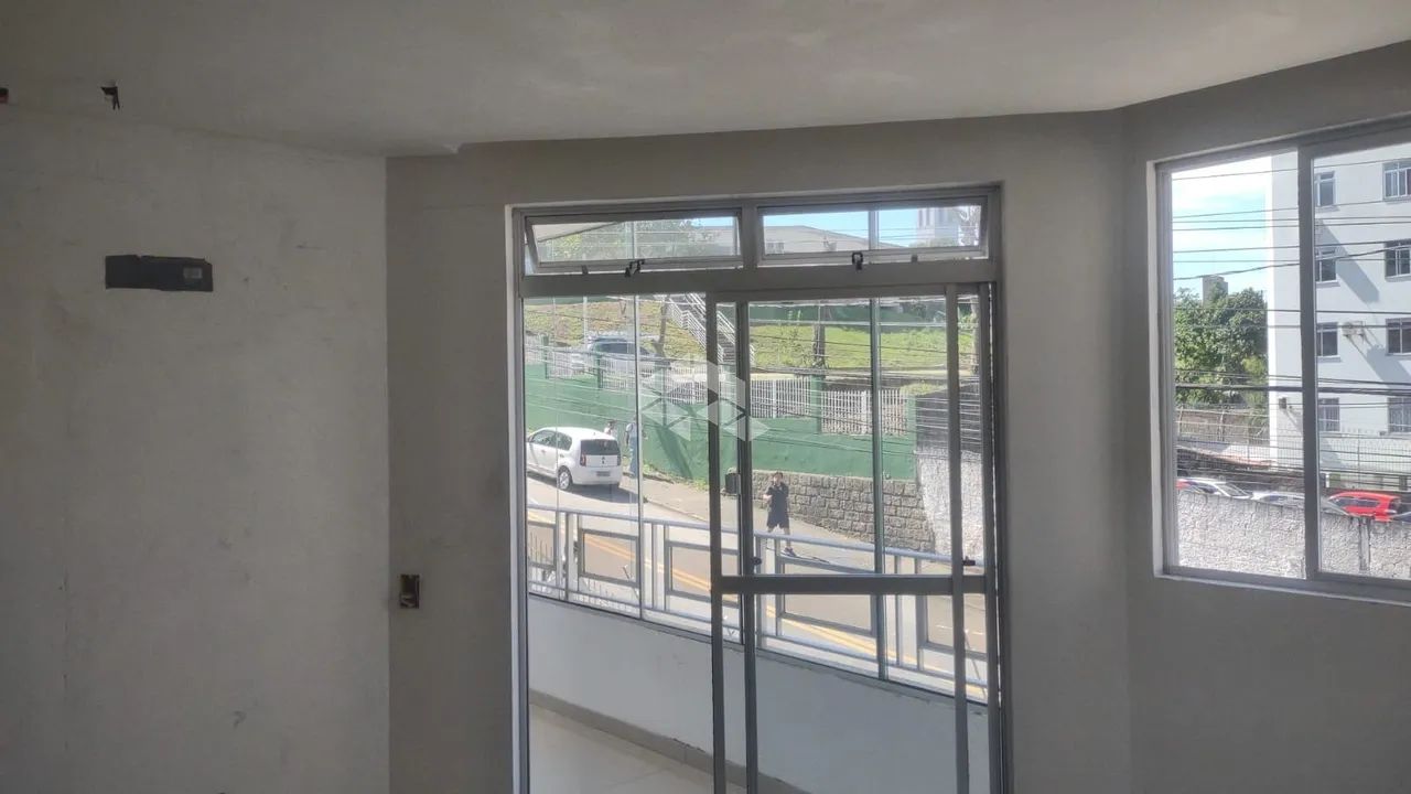 Apartamento com sacada 3 Dormitórios sendo 1 Suíte no bairro capoeiras - Foto 4