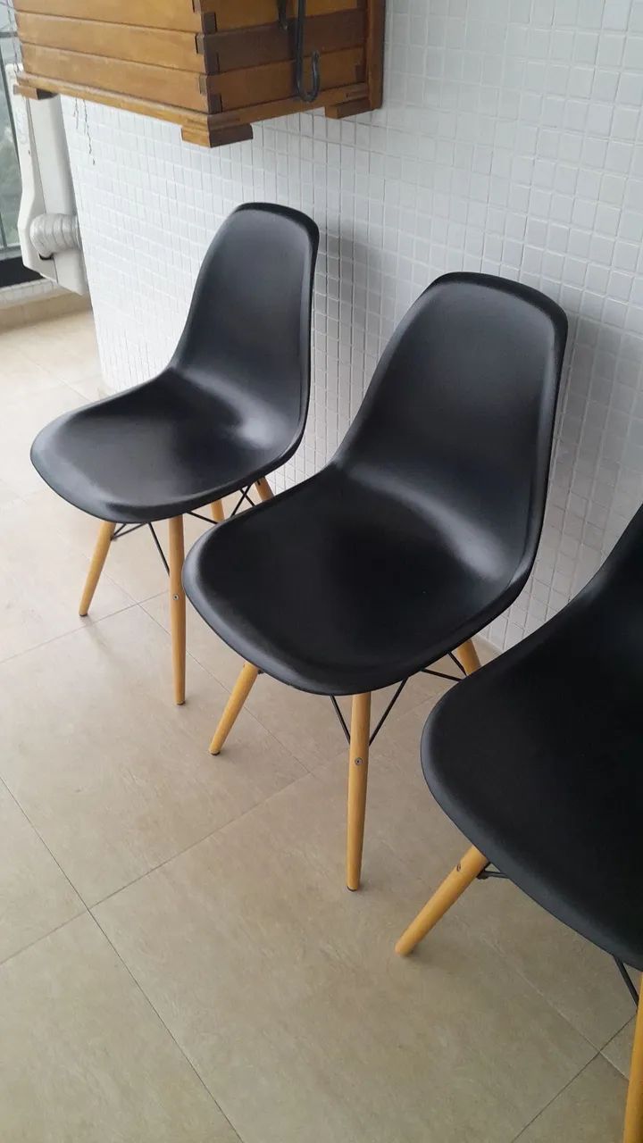 Cadeira preta design com pés de madeira