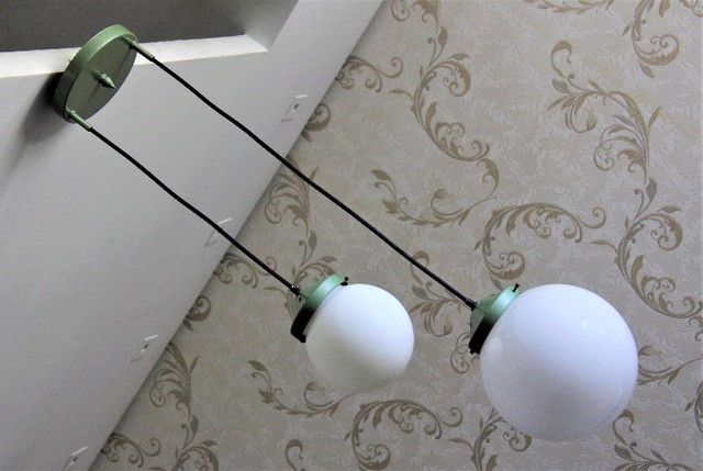 Lustre com 2 Globos em Opaline / Metais Cor Verde Martelada Anos 50
