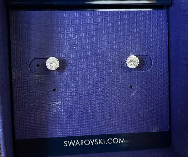 Brinco ponto de luz Swarovski - Foto 2