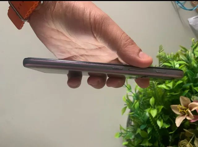 Vendo moto g30 128 GB só tá com pequeno trinco na tela bem pouquinho interfere em nada - Foto 2