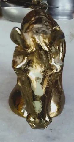 Bela Escultura bancada em bronze dourado representando Busto de Cavalo *Descrição - Foto 5