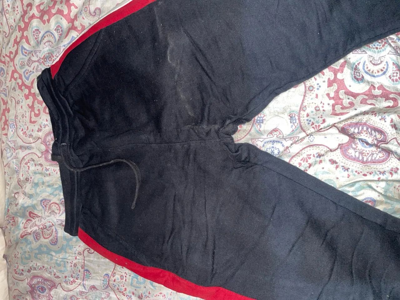 CALÇA MOLETOM PRETO E VERMELHO - Foto 2