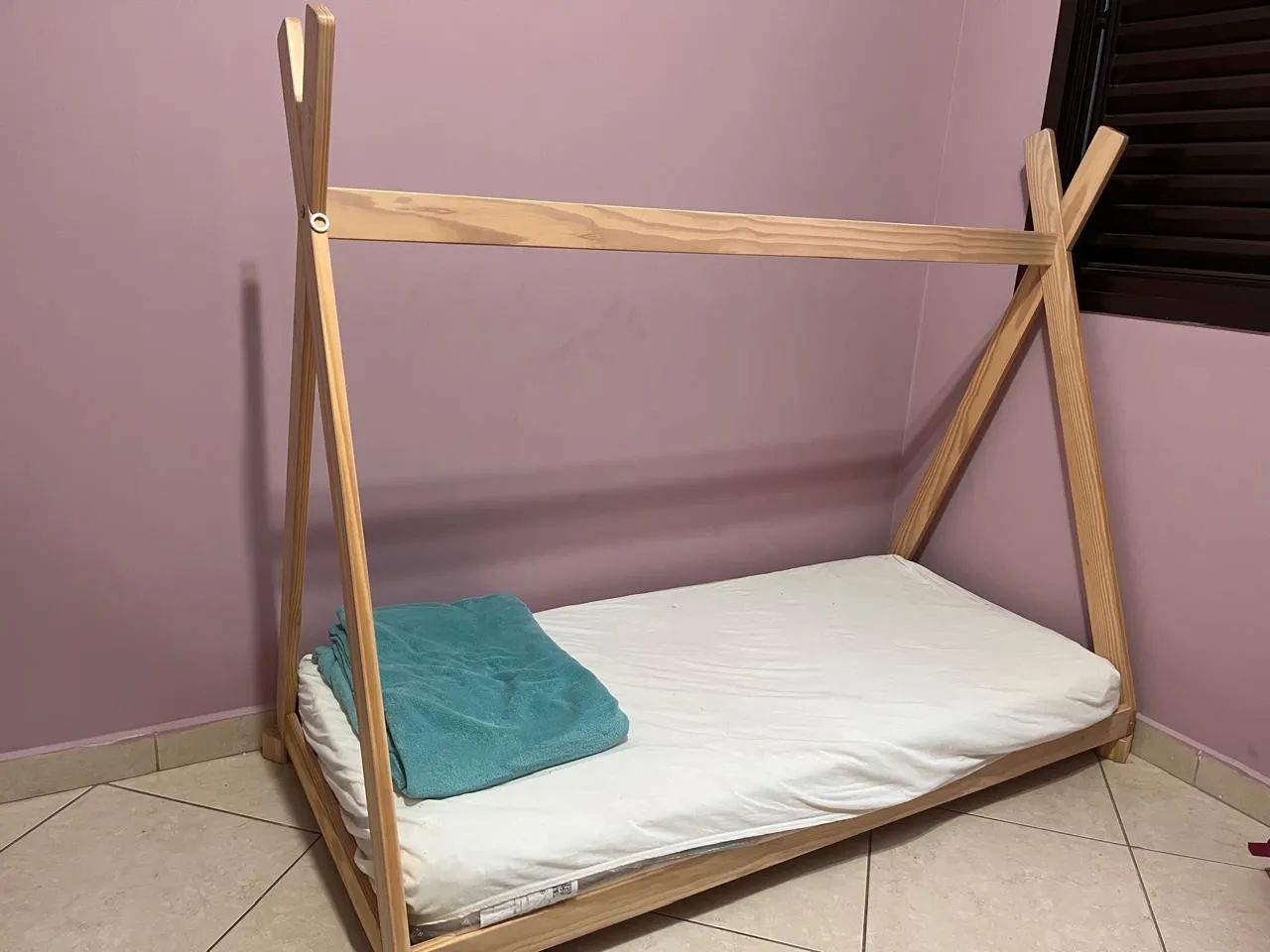 Cama montessoriana com colchão 