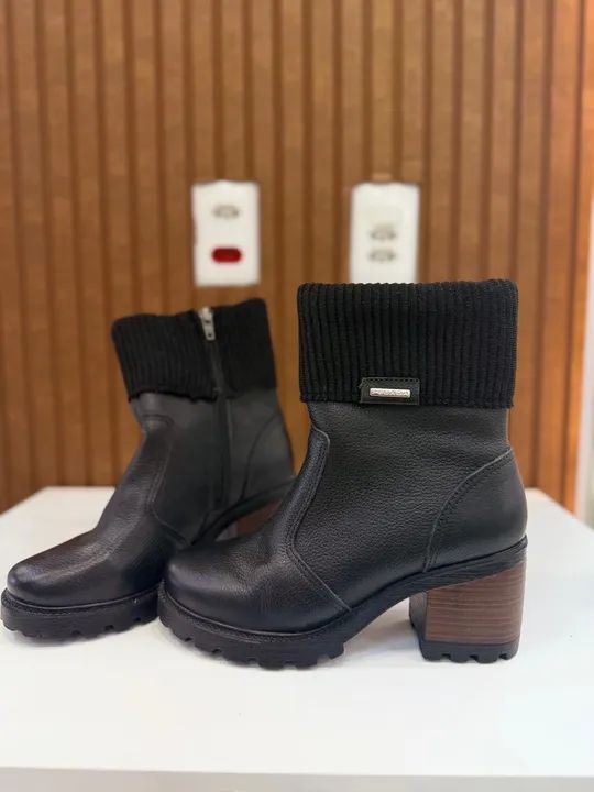 Bota de couro número 34 