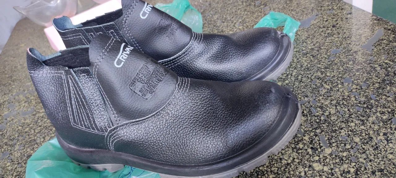 Botas de Segurança 1 Zerada e 1 Semi Nova !!!! - Foto 3