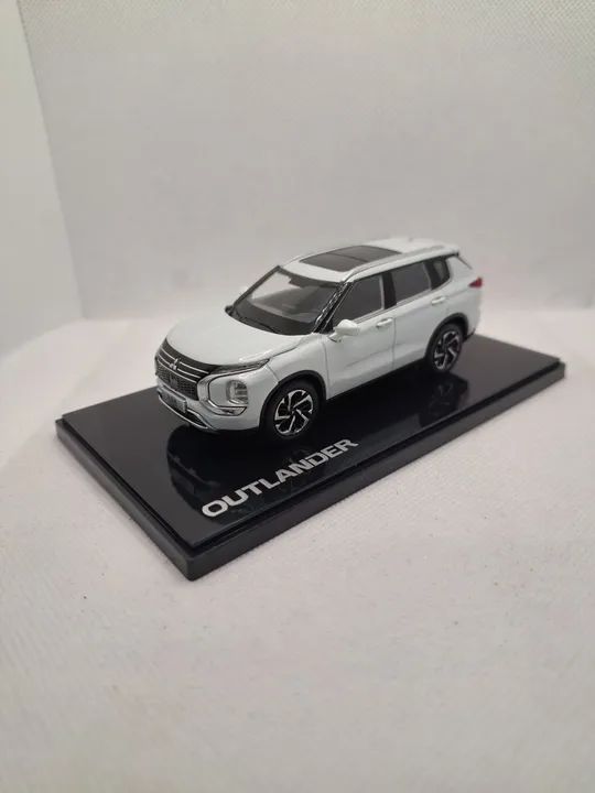 Miniatura Mitsubishi Outlander - Escala 1/43 - Dealer Collection