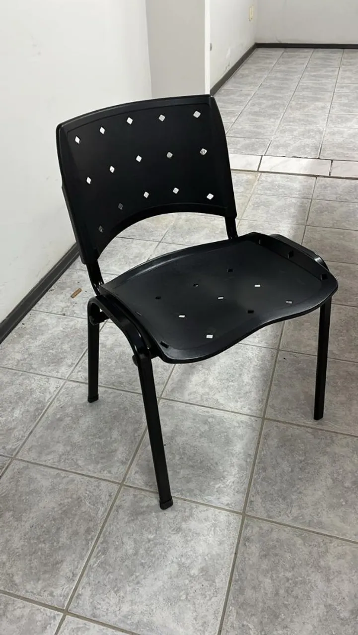 Cadeira preta para escritório ou sala de espera