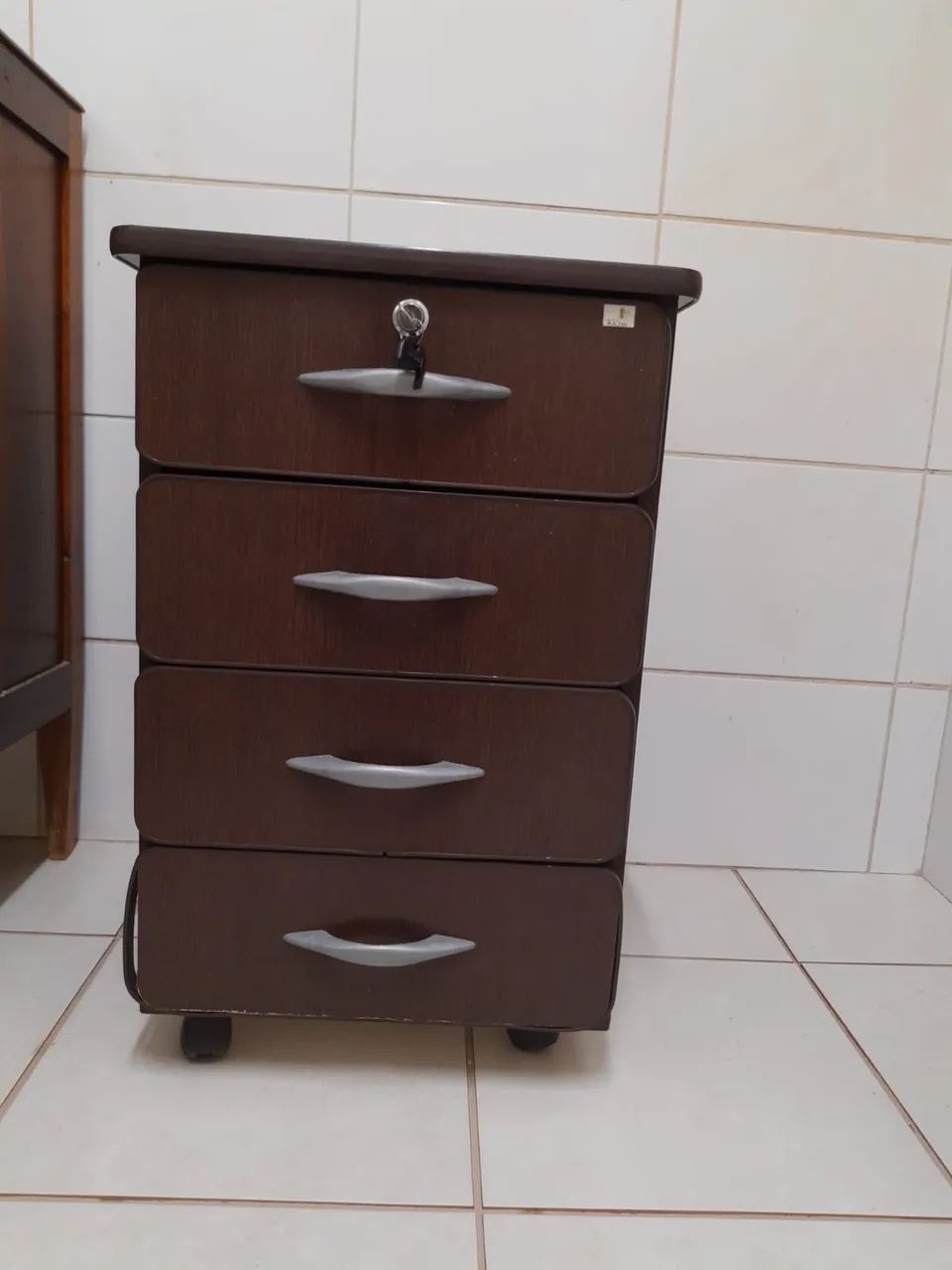 Caster-mounted shelf with 4 drawers, 1 lockable
