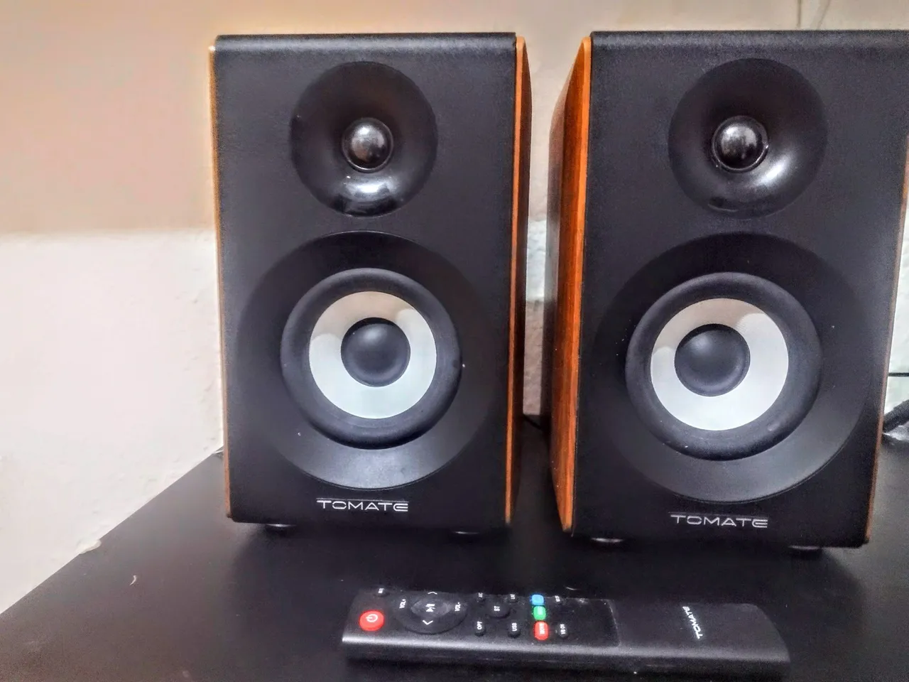 Vendo 2 caixas de som 110w mts 2035 + controle de som + cabos