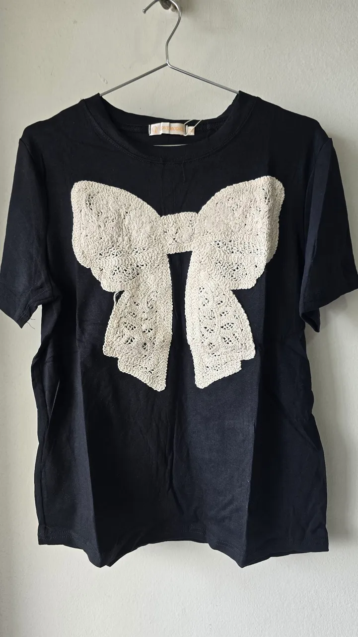 Camiseta Preta com Laço bordado