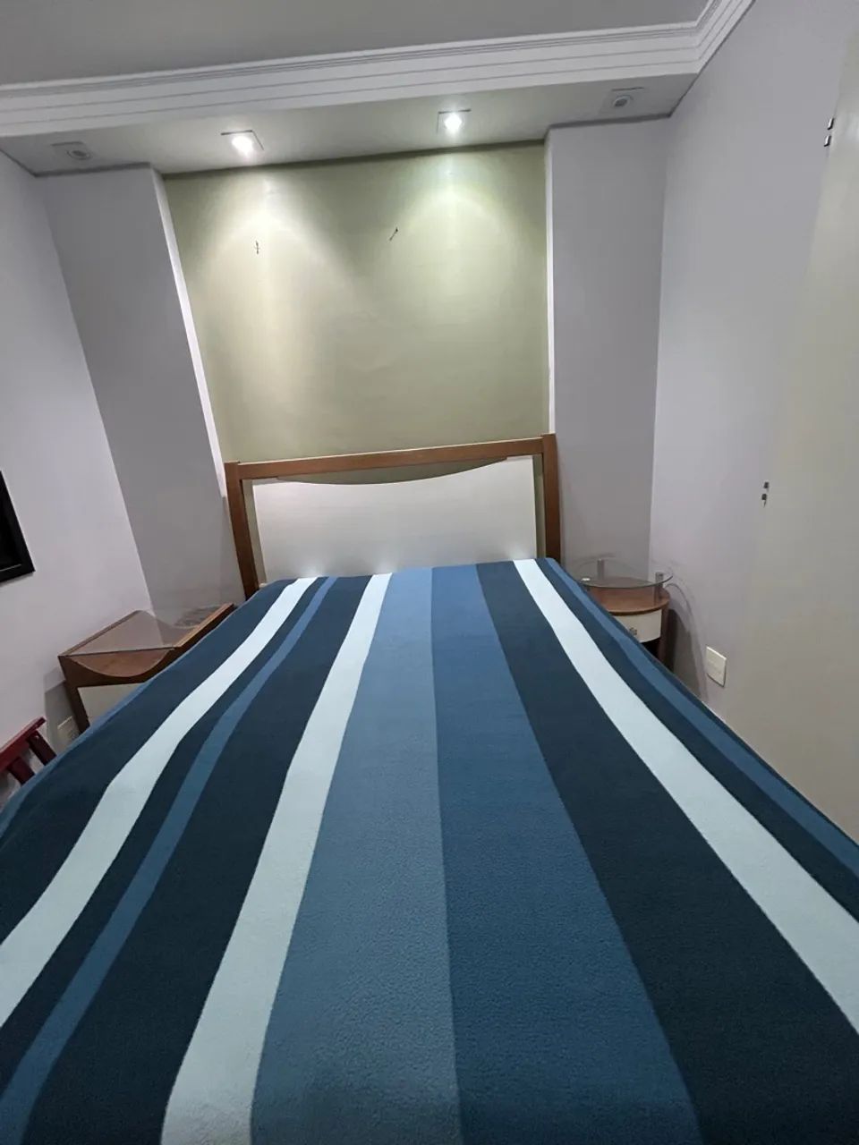 Cama de Madeira MDF +04 gavetas +02 criados +armário de canto +prateleira de vidro