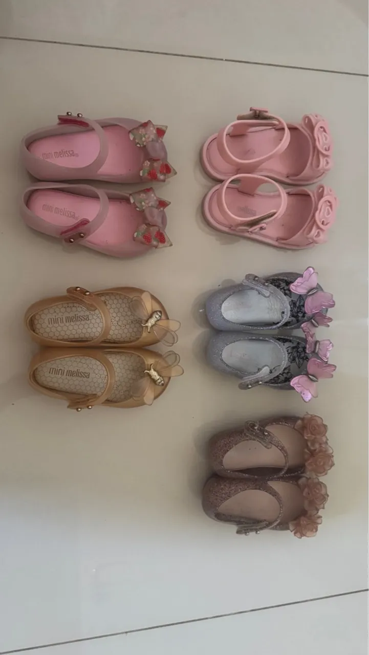 5 pares de Melissa. Quatro no tamanho 19 e uma no tamanho 20.