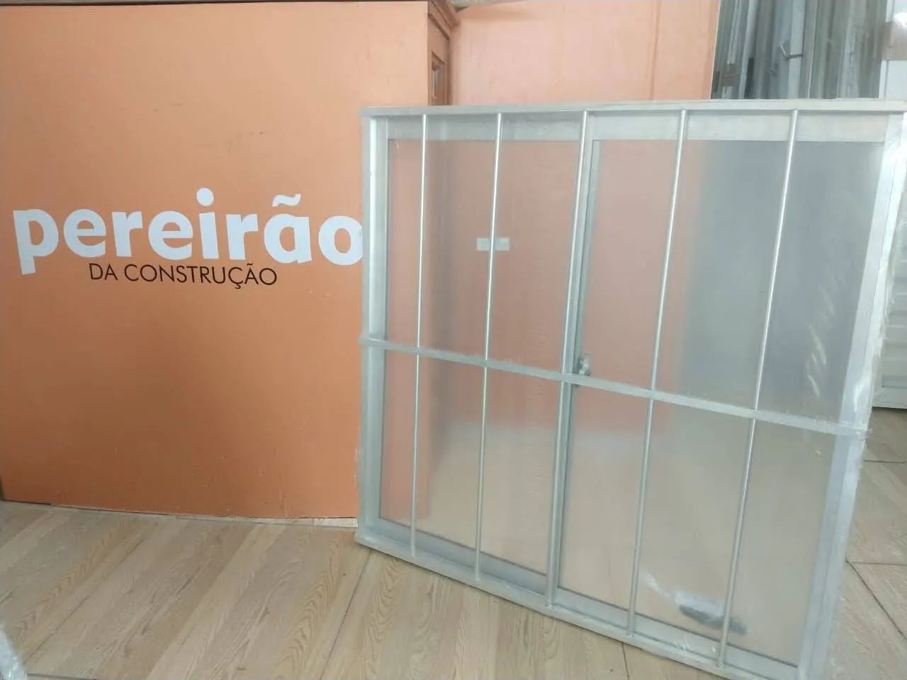 Janela com grade alumínio tradicional e branco 