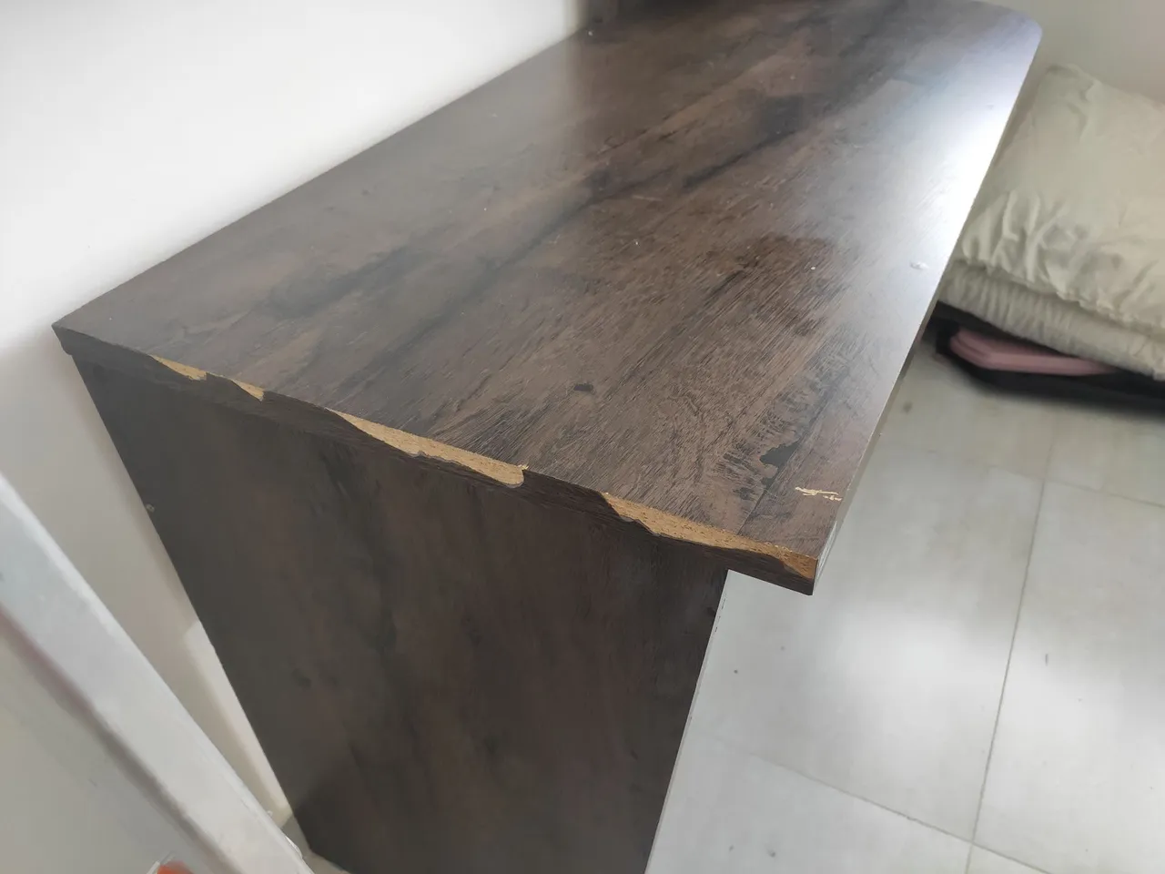 Escrivaninha de madeira escura com detalhe