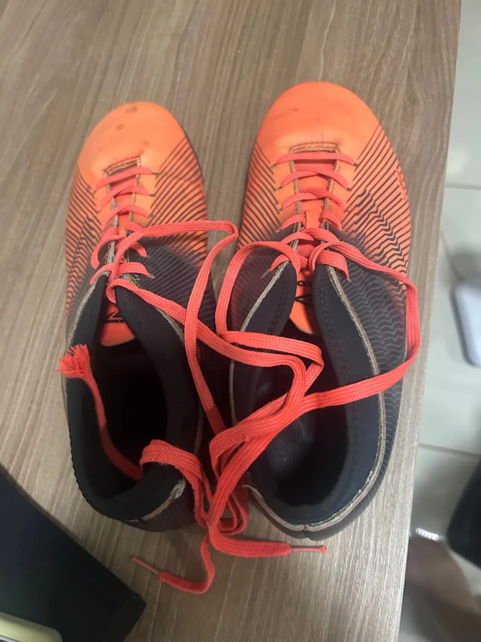 Chuteiras de Campo Laranja Umbro tamanho 42