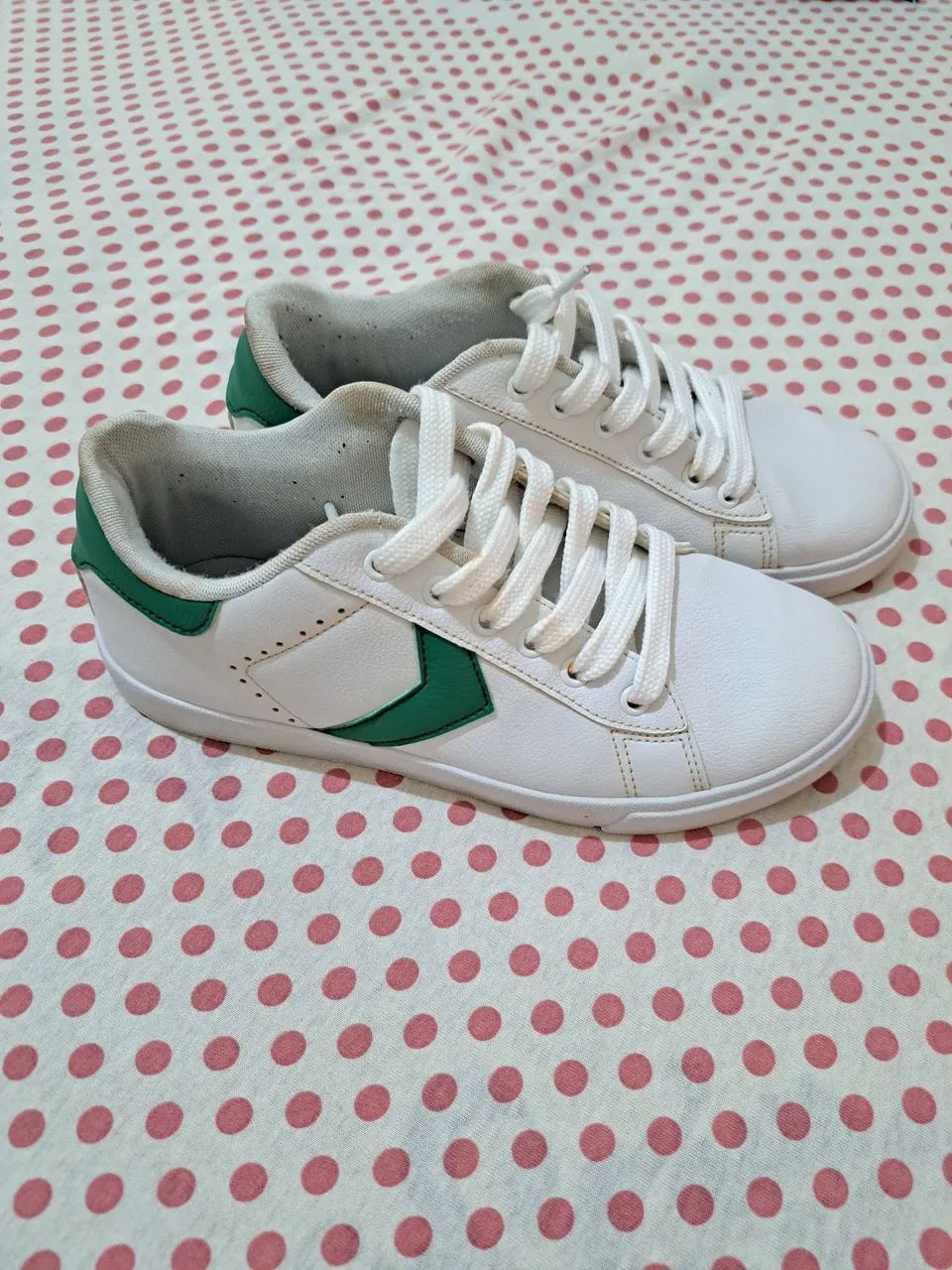 Tênis branco com detalhes verdes - Foto 2