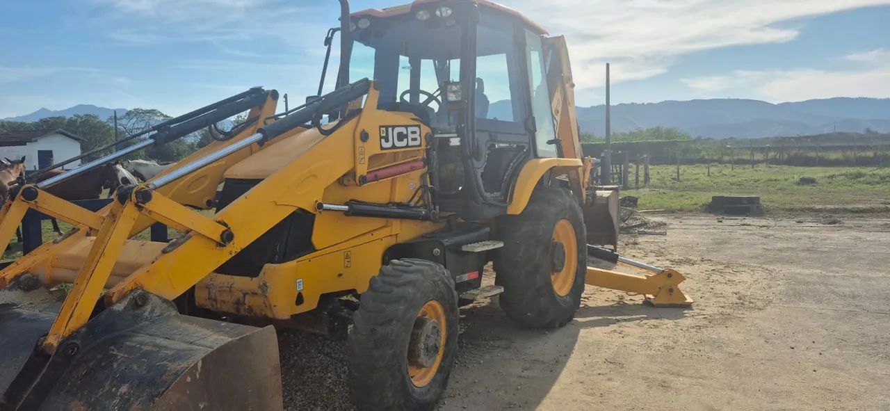 Retroescavadeira JCB 3CX 4x4 - Ano 2021 - R$ 285.000