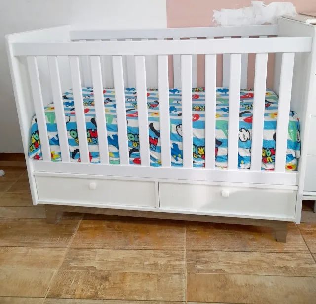 Berço de Bebê com Gavetas 