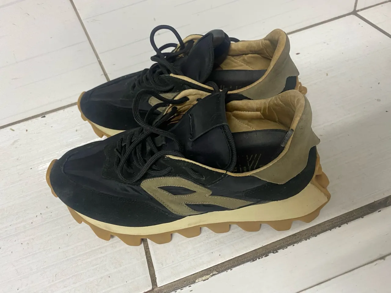 Tênis Preto com Detalhes