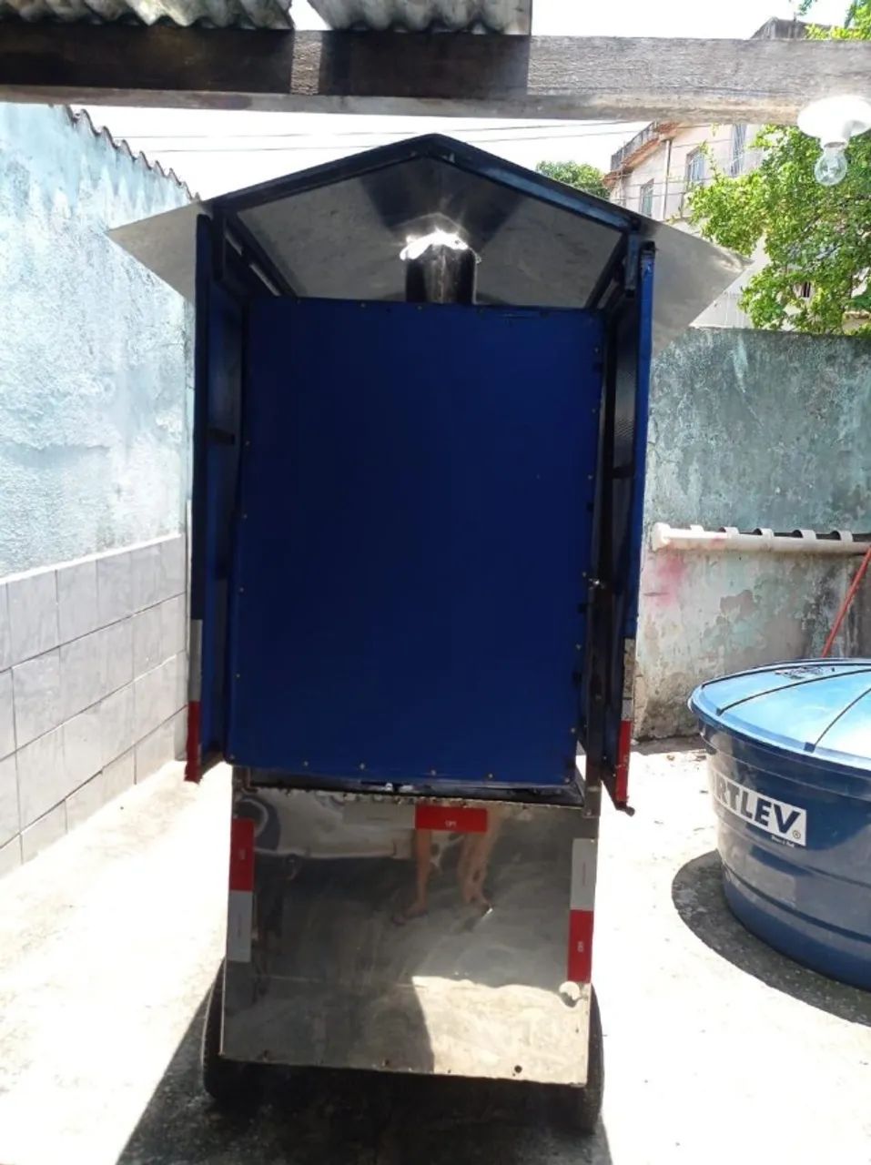 Carrinho para churrasquinho com armário e cobertura. - Foto 2