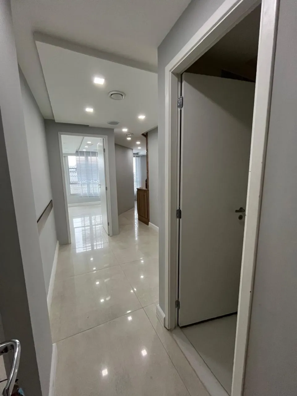 Alugo ótima sala comercial no Office & Mall - 27m2