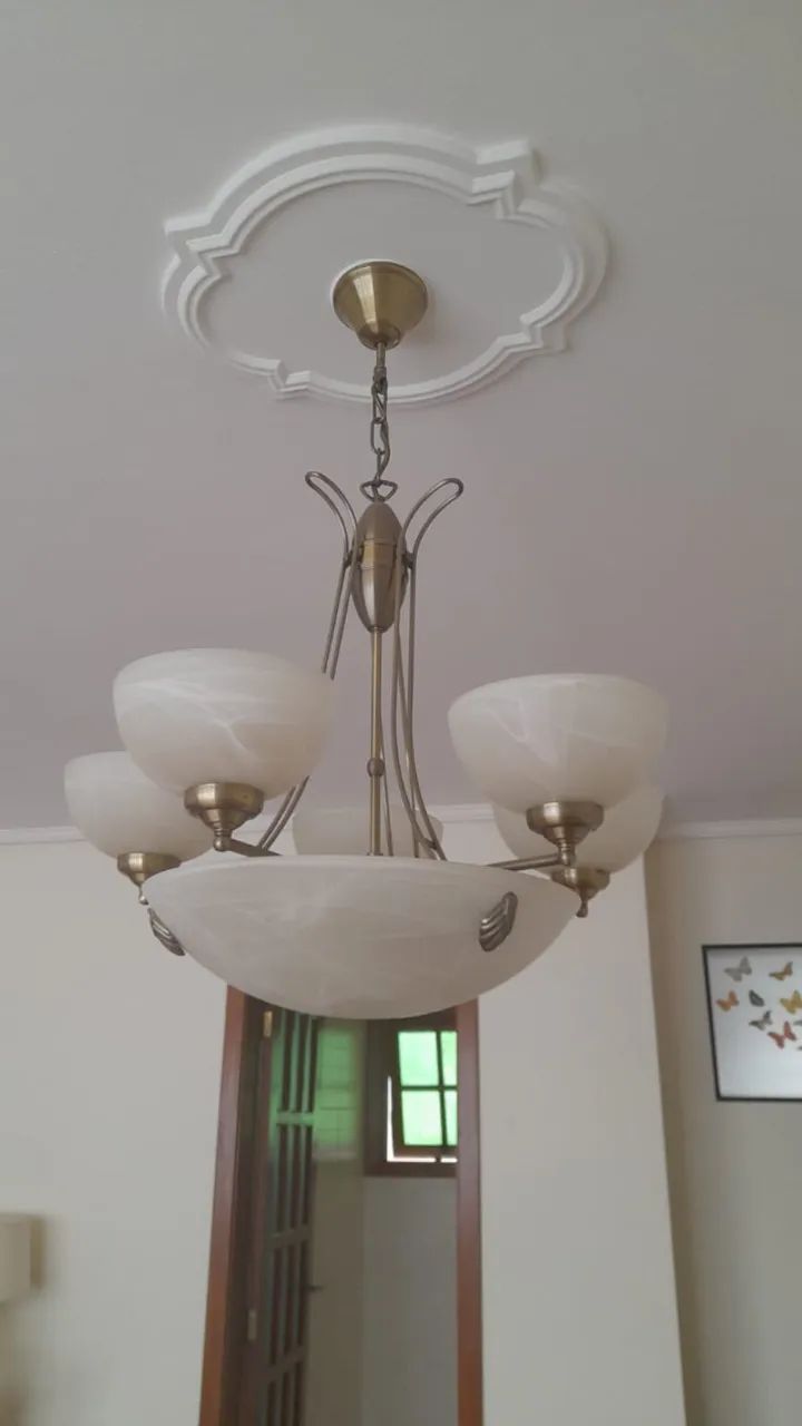 Lustre de teto, cinco luminárias, em vidro nacarado e latão.