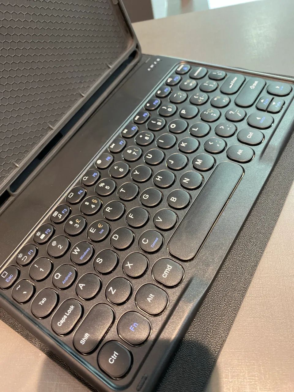 Capa para IPad 10 com teclado  - Foto 3