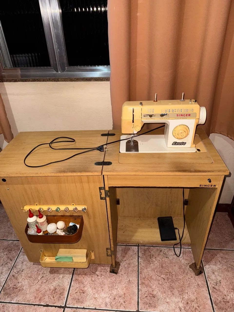 Máquina de Costura Singer Exata com gabinete  - Foto 2